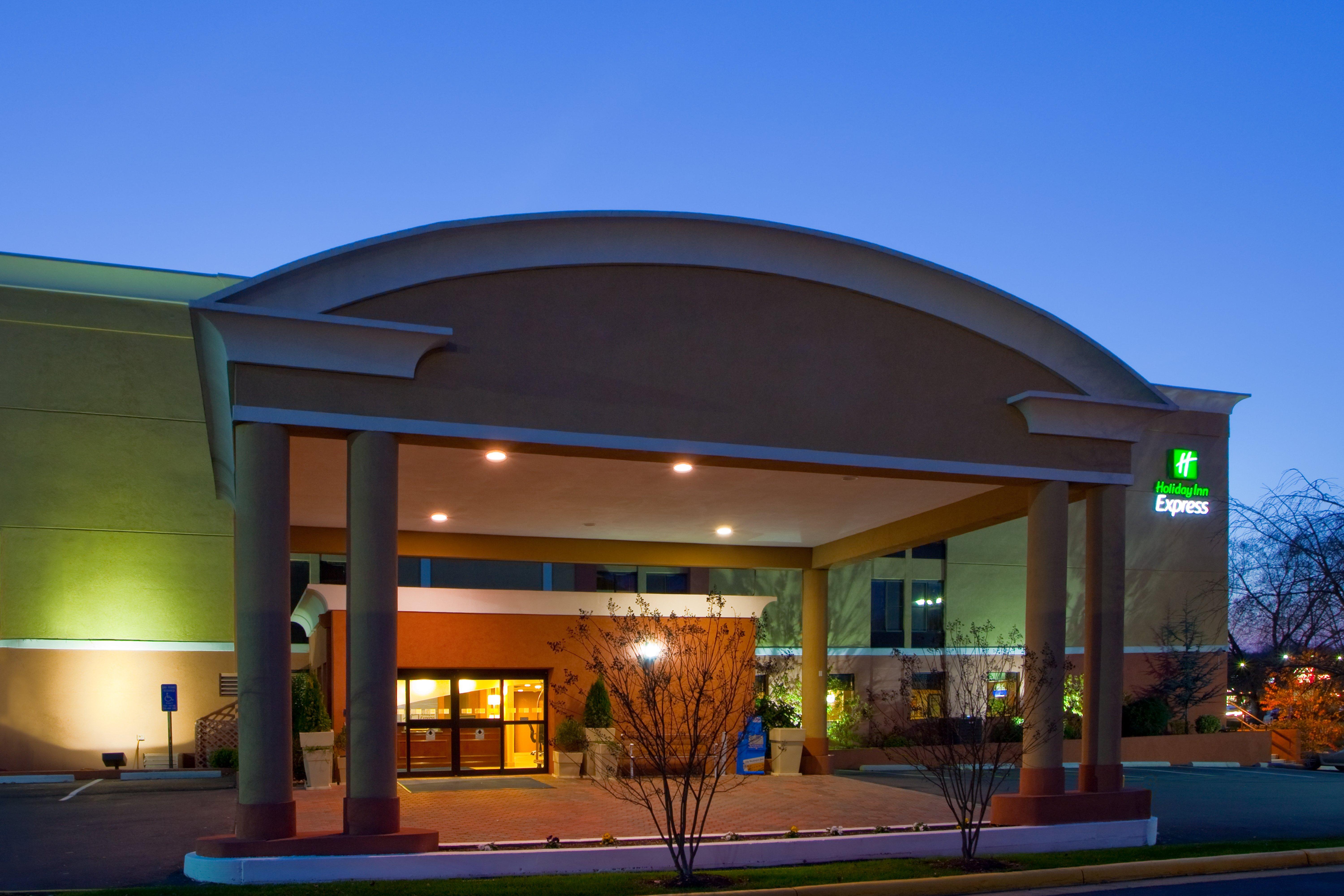 Holiday Inn Express Fairfax-Arlington Boulevard By Ihg Ngoại thất bức ảnh