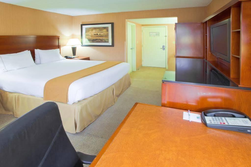 Holiday Inn Express Fairfax-Arlington Boulevard By Ihg Ngoại thất bức ảnh