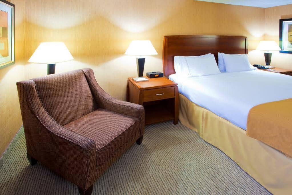 Holiday Inn Express Fairfax-Arlington Boulevard By Ihg Ngoại thất bức ảnh