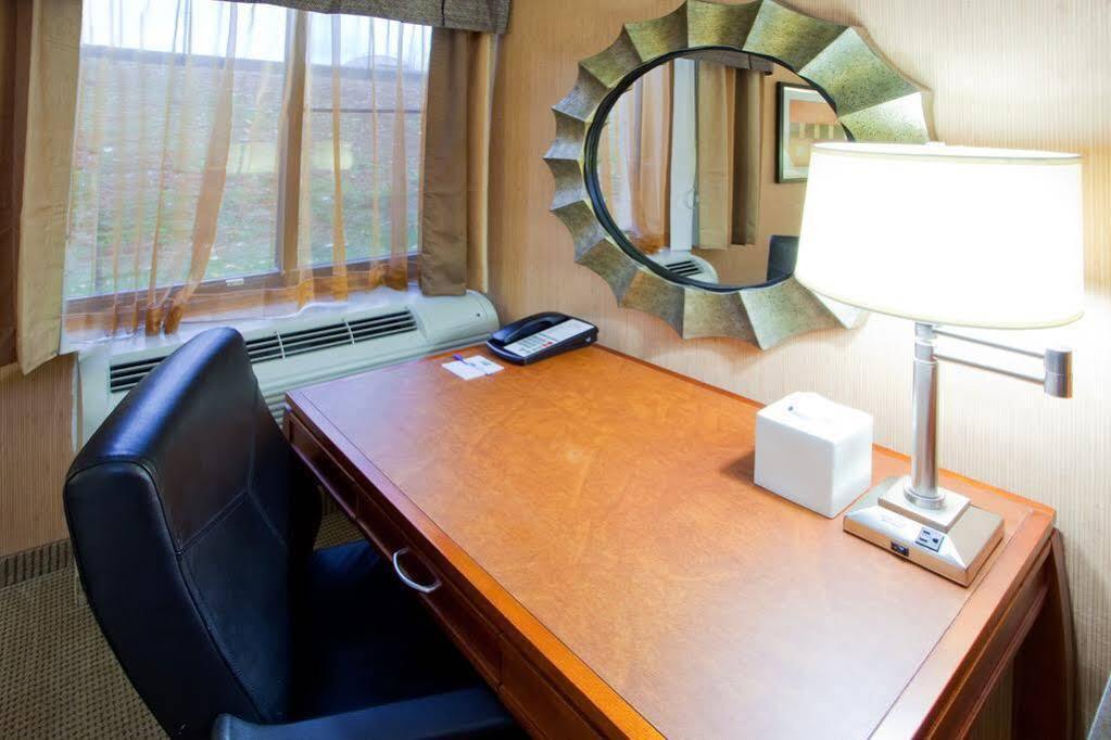 Holiday Inn Express Fairfax-Arlington Boulevard By Ihg Ngoại thất bức ảnh